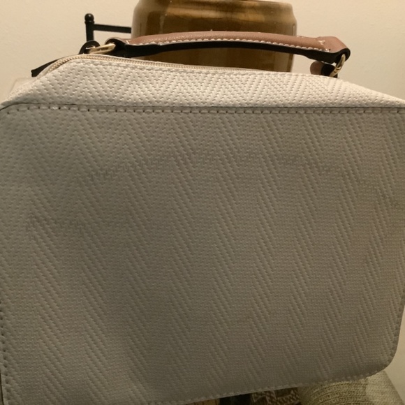 Travel bag with 3 zippered compartments perfect for college bound! - Picture 6 of 6